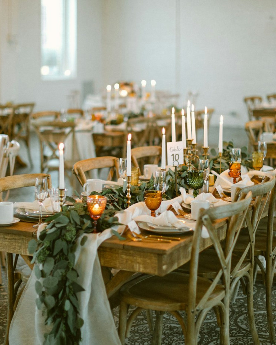 Mesa de celebração com velas e folhagem, fotografia ilustrativa