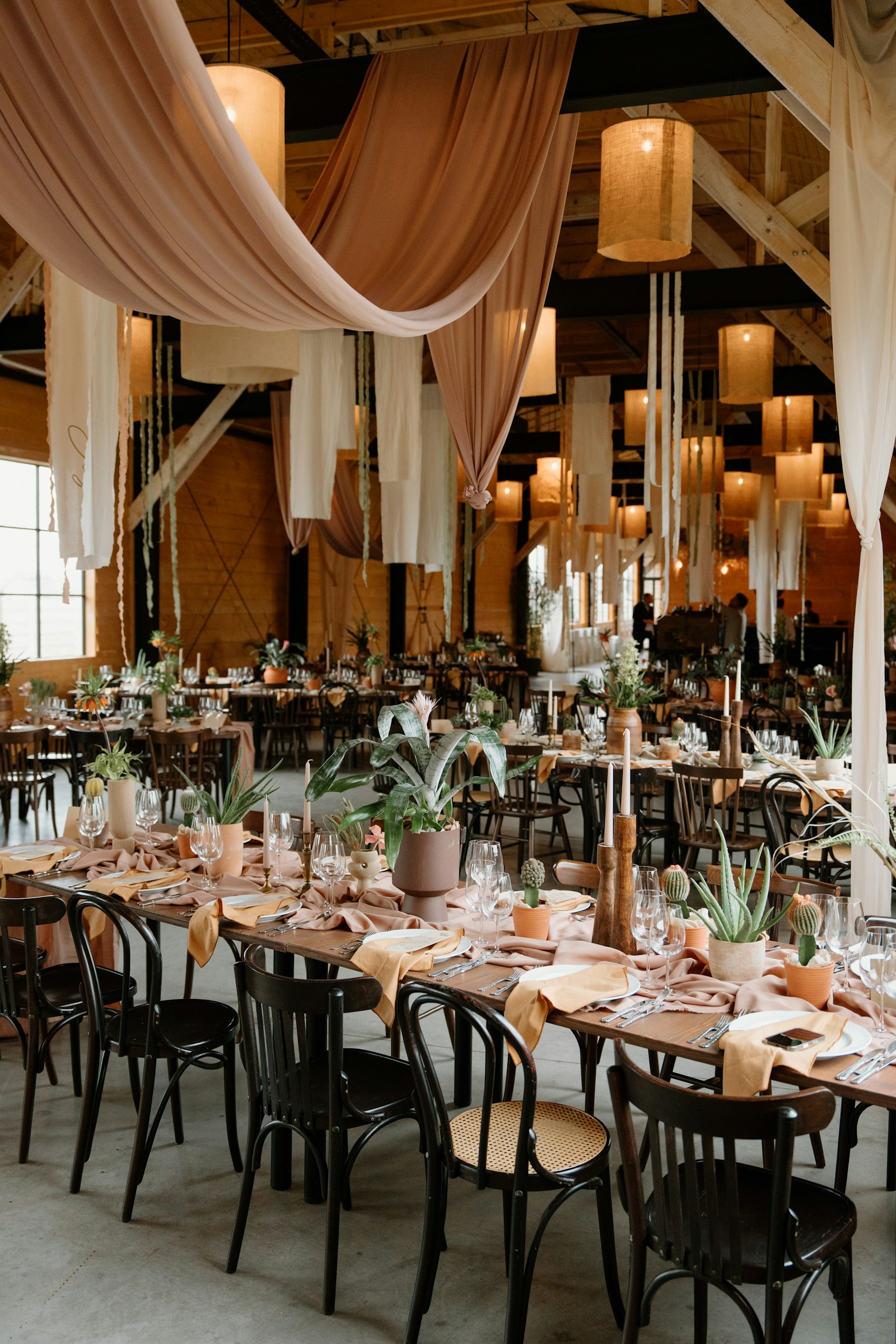 Imagem ilustrativa de uma mesa de casamento preparada num espaço com tons naturais